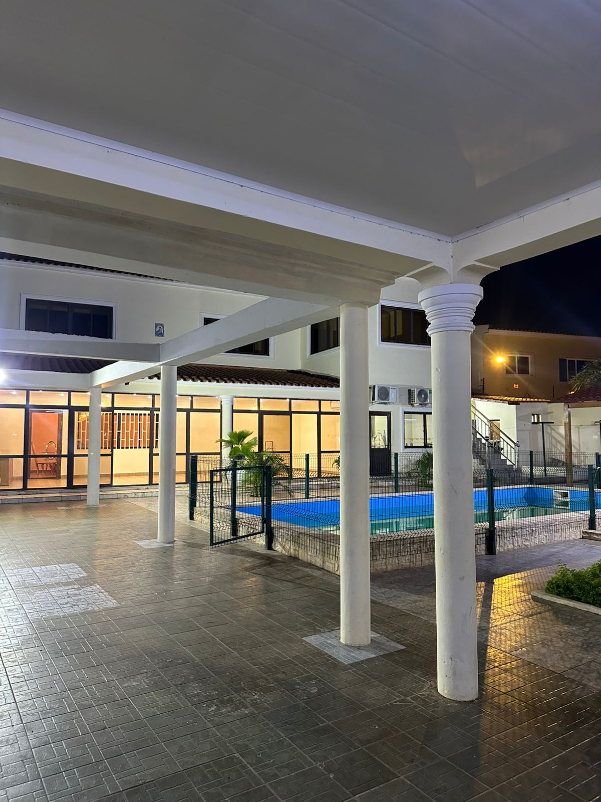 Terraço coberto com vista para a piscina