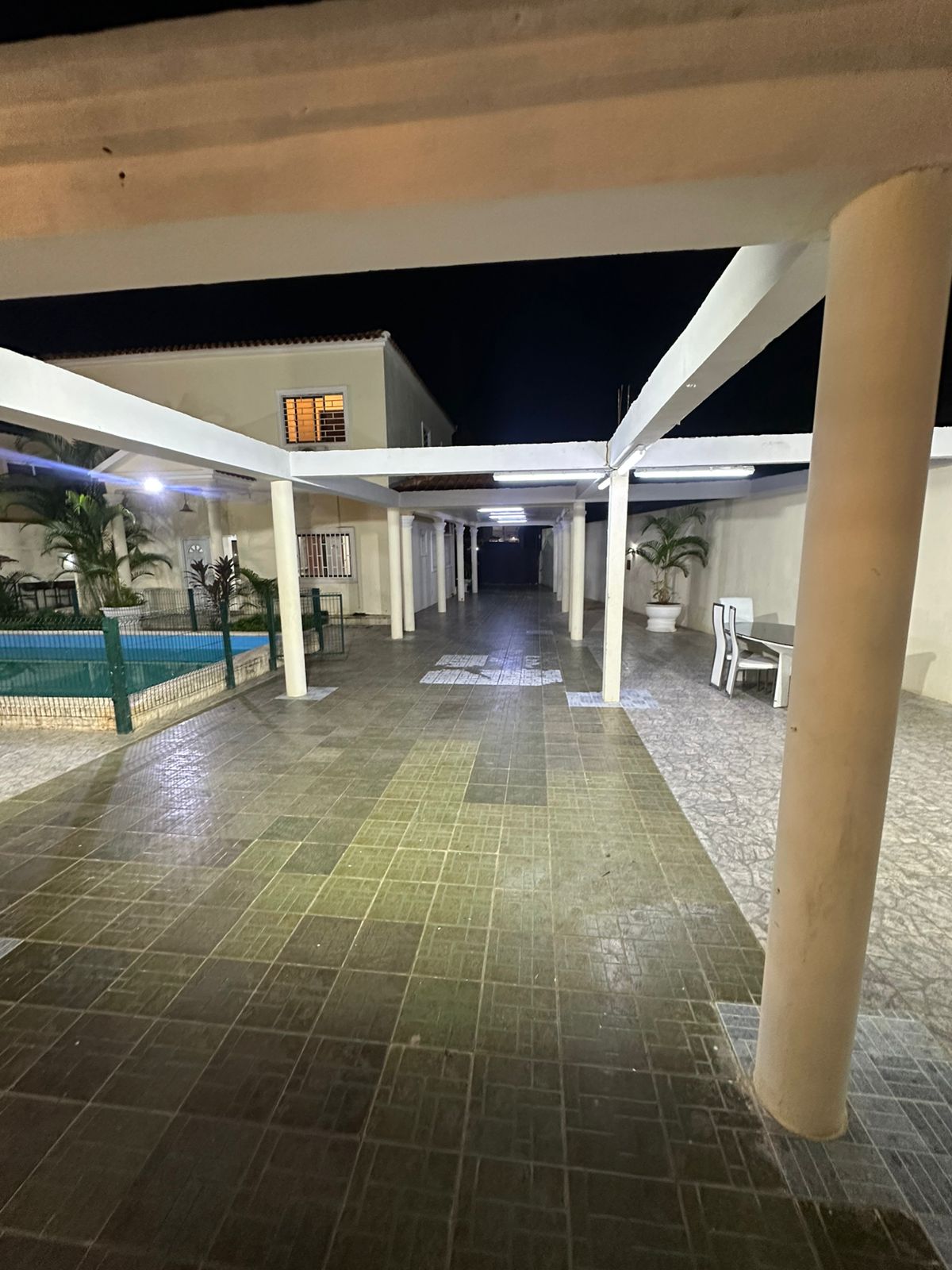 Piscina e pátio amplo da vivenda